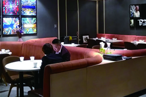 成都春熙路餐厅正在进行商场拆除前的勘察工作20191011