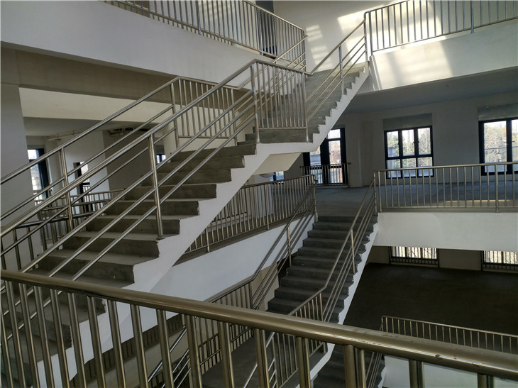 成都混凝土楼梯拆除多少钱?成都战狼拆除剑南大道施工案例